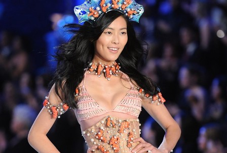 LiuWen2011VictoriaSecretFashionShowVOqtUnFysN7x