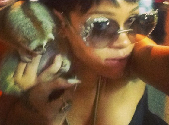 rihanna thai photo