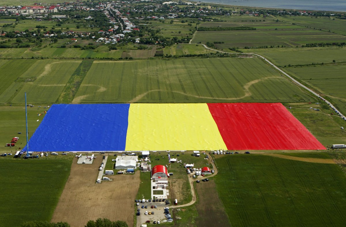 romania-set-the-guinness-world-record-for-worlds-biggest-national-flag-in-clinceni-near-bucharest-in-may-of-this-year-the-flag-measured-1146-feet-long-by-744-feet-tall
