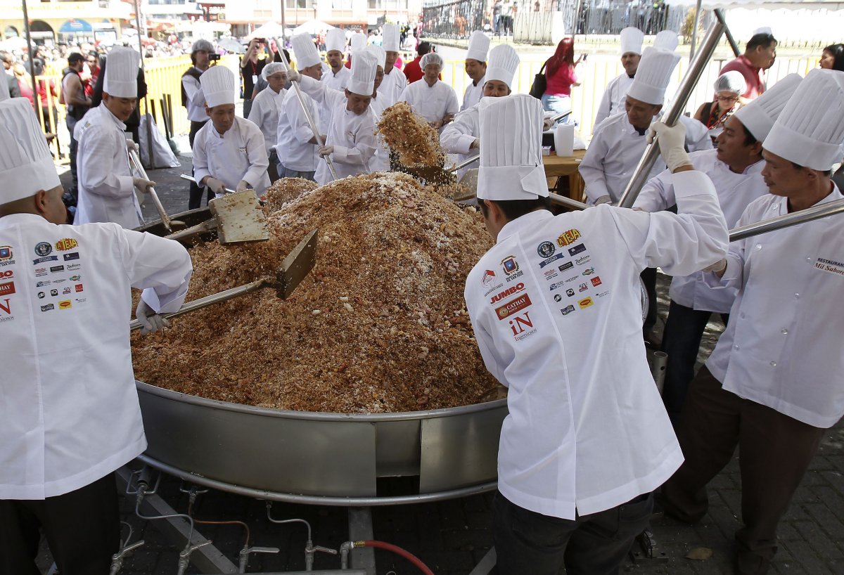 these-52-chefs-set-the-world-record-in-february-2013-for-the-worlds-largest-cantonese-fried-rice-in-costa-rica-it-served-over-7000-people-and-weighed-almost-3000-pounds