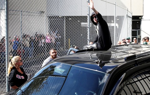 justin-bieber-leaving-jail-photos-011-480w