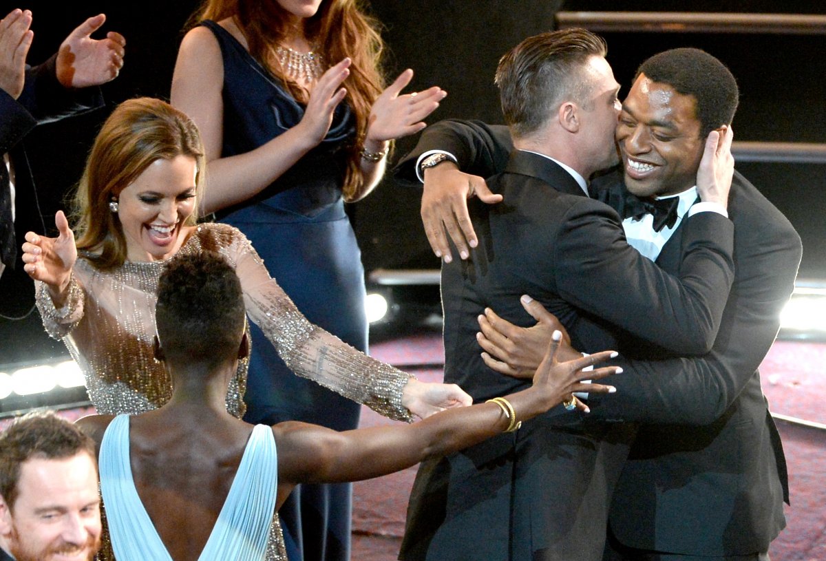 angelina-jolie-and-brad-pitt-gave-the-sweetest-embraces-to-oscar-nominees-nyongo-and-chiwetel-ejiofor
