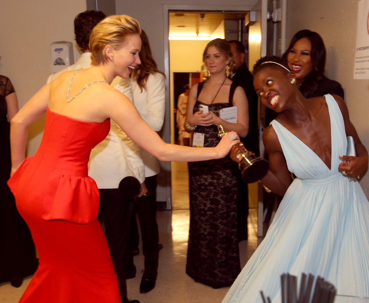 jennifer-lawrence-and-oscar-winner-lupita-nyongo-playfully-fought-over-the-best-supporting-actress-award-backstage