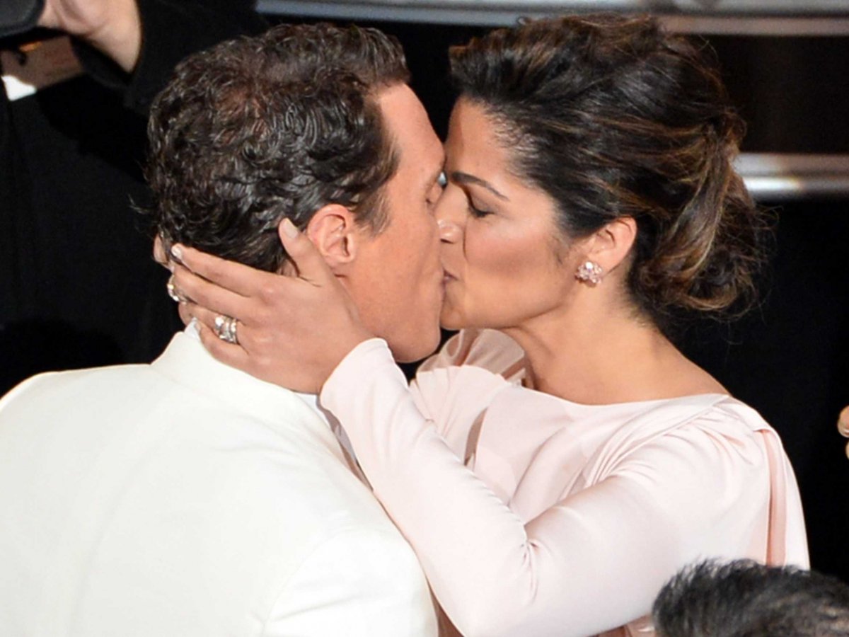 matthew-mcconaughey-had-a-tender-moment-with-wife-camila-alves-before-accepting-his-best-actor-award