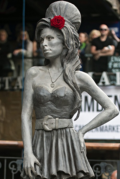 1Amy-Winehouse-statue-005