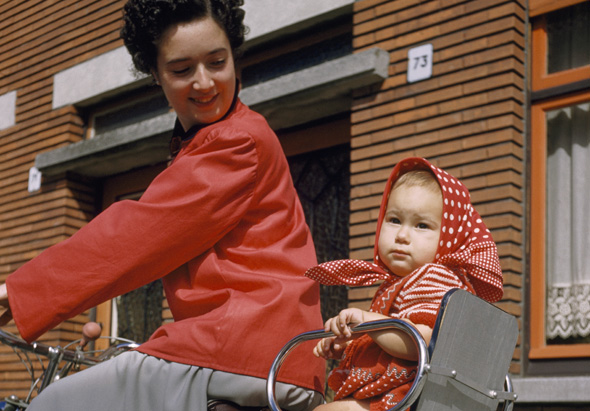 mother-baby-bike-belgium-2