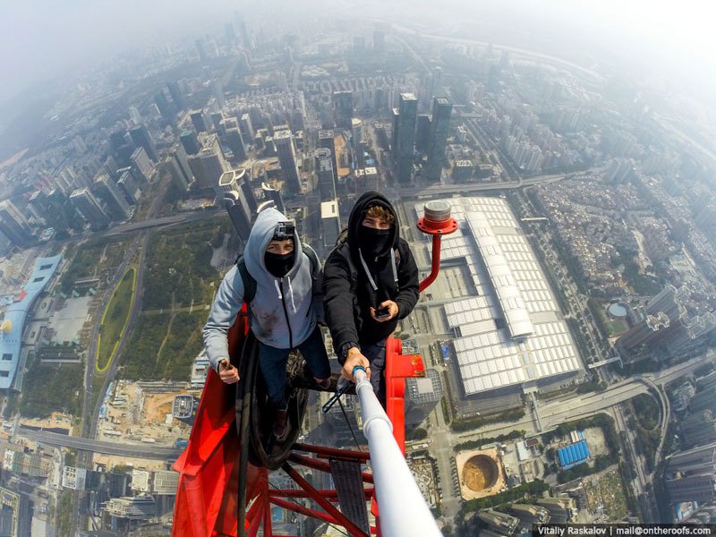 daredevils-climb-scale-ping-an-finance-centre-shenzhen-4