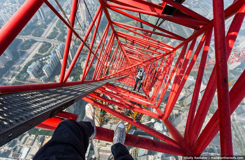 daredevils-climb-scale-ping-an-finance-centre-shenzhen-5