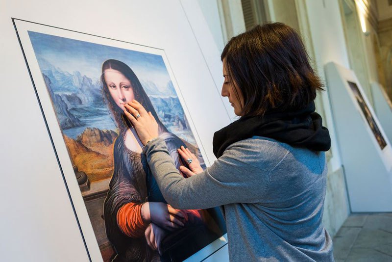 museum-exhibit-for-the-blind-encourages-people-to-touch-the-artworks-1