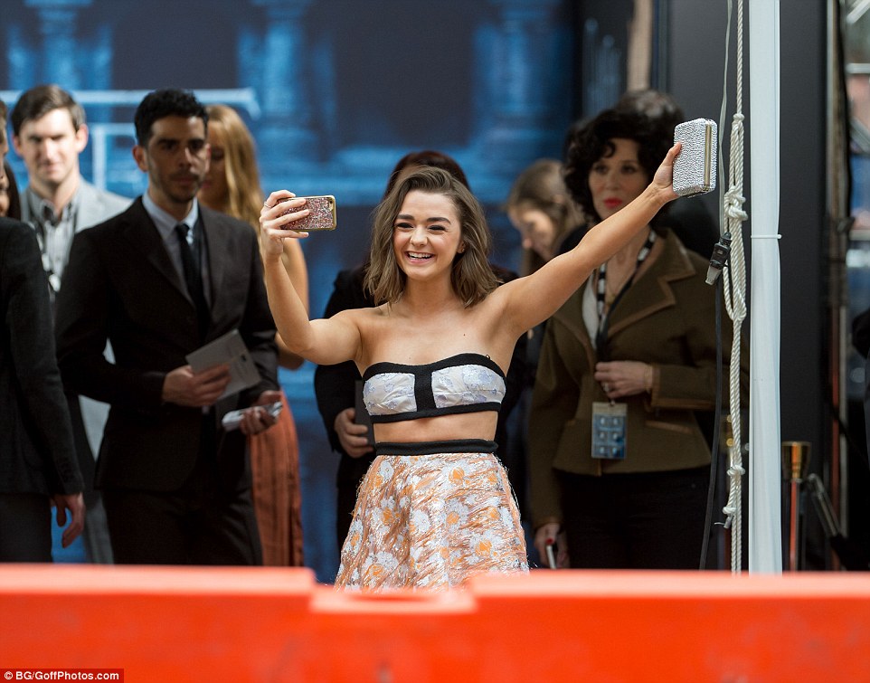 maisie selfie