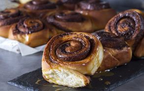 recipe thumb akis petretzikis cinnamon rolls site