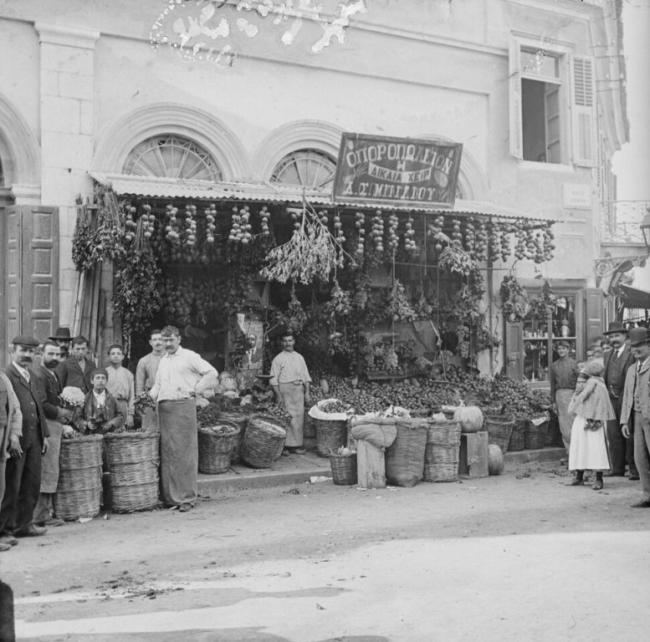 Το οπωροπωλείο «Η Δίκαια Χειρ» του Δ.Σ. Μπίλιου στην οδό Λέκκα.