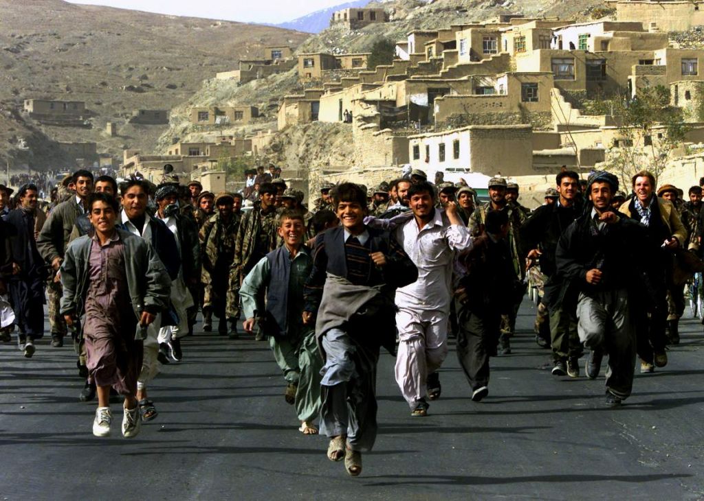 Καμπούλ, Αφγανιστάν, 2001 ©Yannis Behrakis/Reuters
Κάτοικοι της Καμπούλ πανηγυρίζουν και συνοδεύουν τους μαχητές της Βόρειας Συμμαχίας καθώς μπαίνουν στην Αφγανική πρωτεύουσα Καμπούλ, στις 13 Νοεμβρίου 2001, μετά την κατάρρευση της κυριαρχίας των Ταλιμπάν. 
