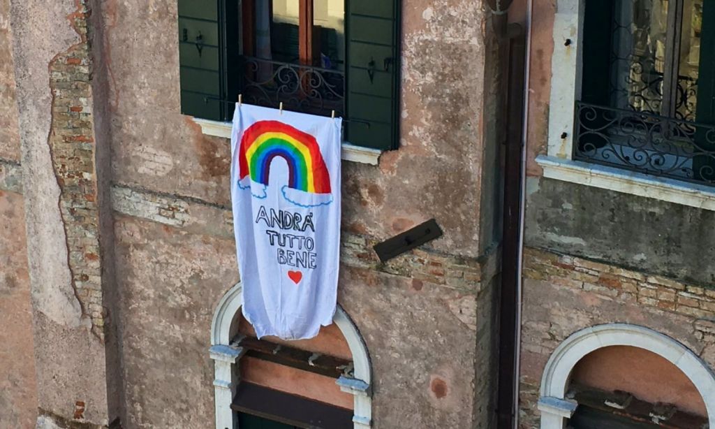 Ένα πανό με το σύνθημα «Όλα θα πάνε καλά» που κρέμεται από ένα παράθυρο στη Βενετία. / Φωτογραφία: Luisella Romeo