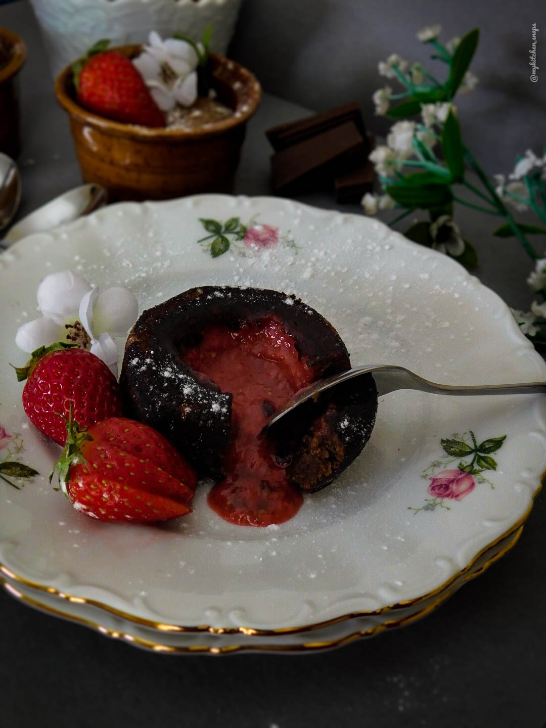 Σουφλέ σοκολάτας με γέμιση φράουλα