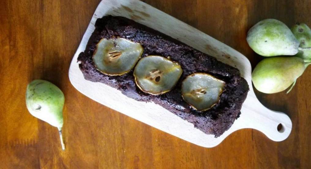 Συνταγή: Νηστίσιμο κέικ με κακάο και καραμελωμένο αχλάδι