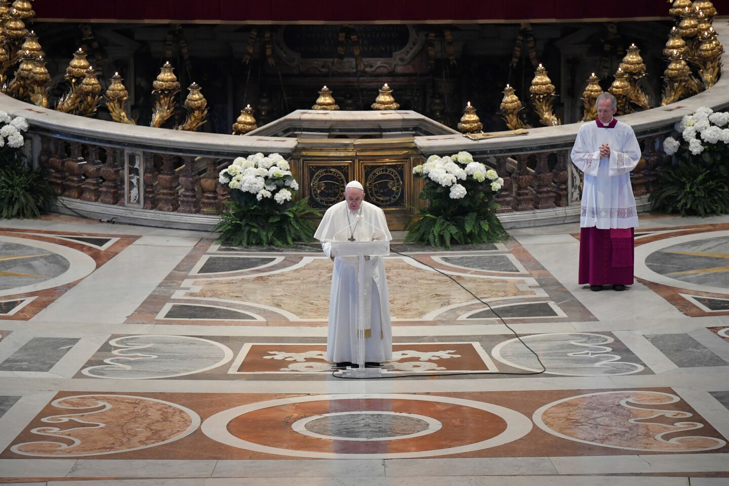 Πάσχα στην Ιταλία: Ο πάπας Φραγκίσκος στον άδειο ναό του Άγιου Πέτρου.