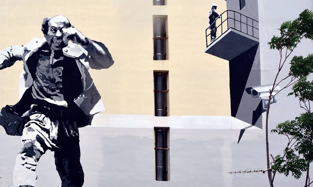 Ο Θανάσης Βέγγος "τρέχει" στην Πάτρα σε ένα γκράφιτι-φόρο τιμής στον σπουδαίο ηθοποιό
