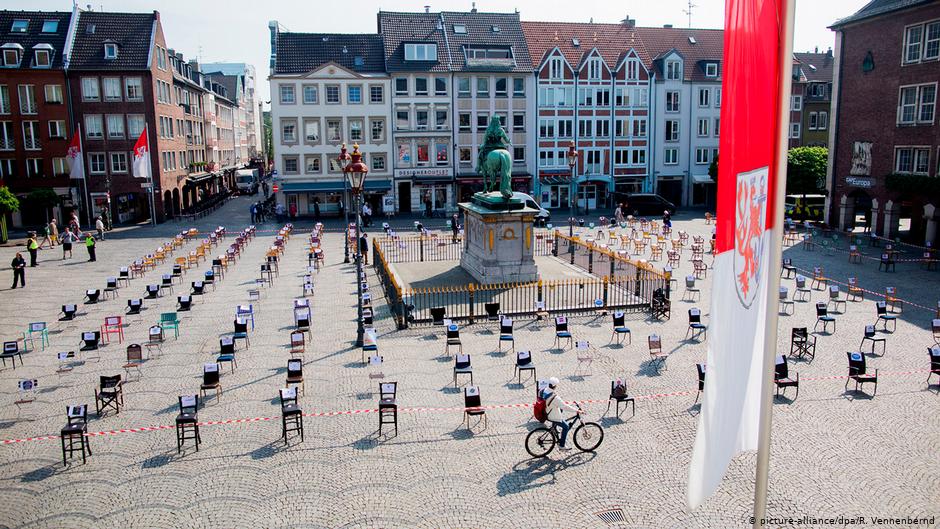 Άδειες καρέκλες: Φωτογραφία από τη διαμαρτυρία σε μία πόλη της Γερμανίες. Αναλογες διαμαρτυρίες έχουν πραγματοποιηθεί σε όλη την Ευρώπη