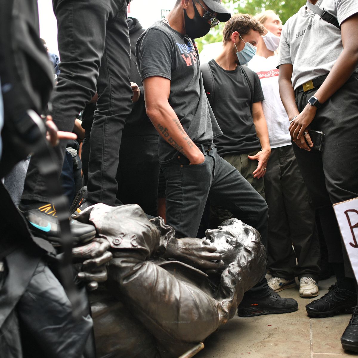 Η αποκαθήλωση του μνημέιου του Έντουαρντ Κόλστον