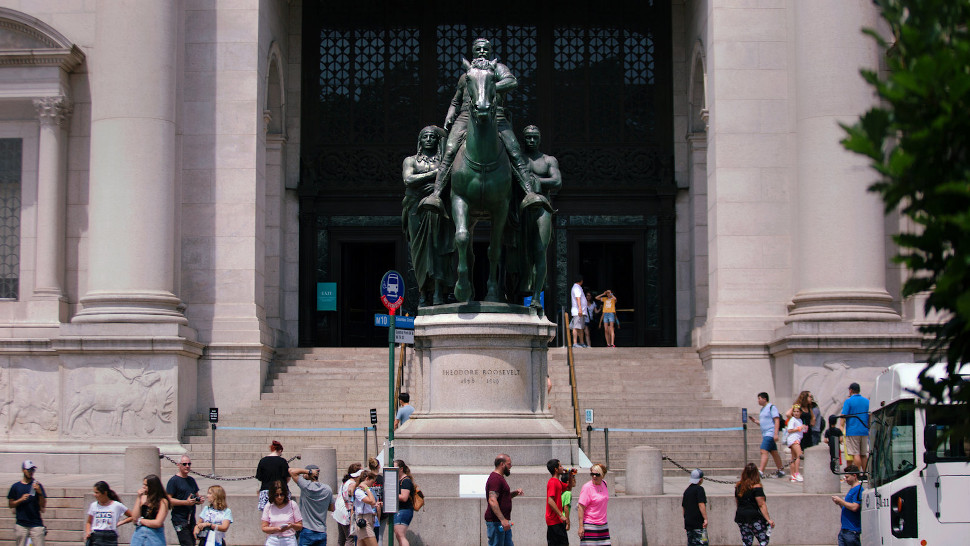 Το άγαλμα του Ρούζβελτ στην είσοδο του Μουσείου