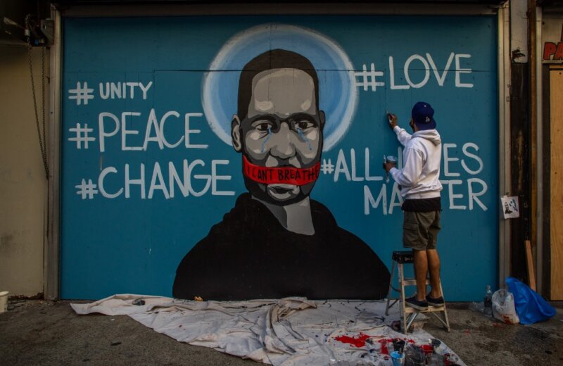 Ο street artist Celos ολοκληρώνει γκράφιτι στο Los Angeles