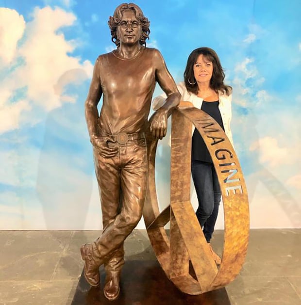 Η γλύπτρια με το άγαλμα του Τζον Λένον