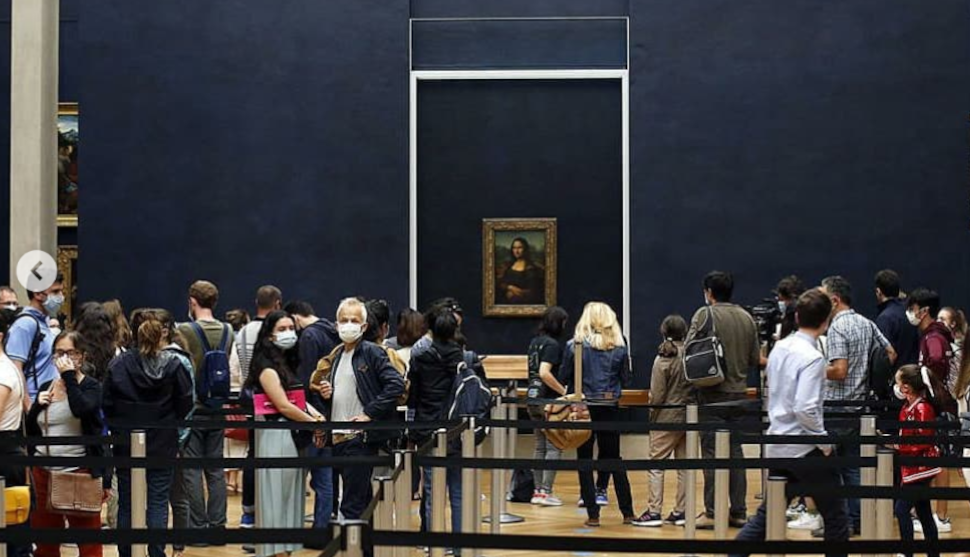 Επισκέπτες με μάσκες μπροστά από την Μόνα Λίζα, στο Λούβρο