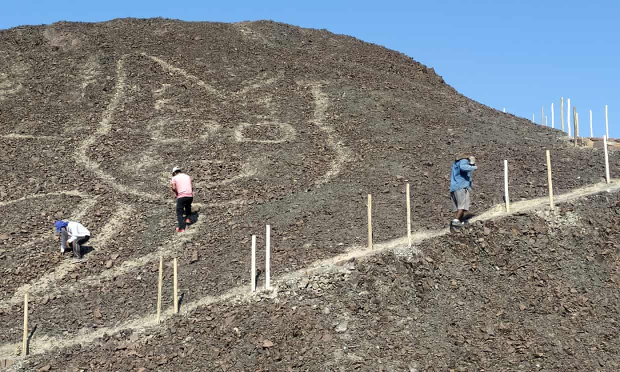Αρχαιολόγοι συντηρούν το γεωγλυφικό στο Περού.