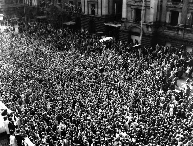 Πλήθος που συγκεντρώθηκε έξω από το Town Hall στην Μελβούρνη, 16 Ιουνίου 1964