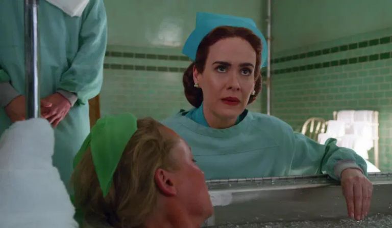 Η Σάρα Πόλσον ως νοσοκόμα Ratched για τη σειρά του Netflix