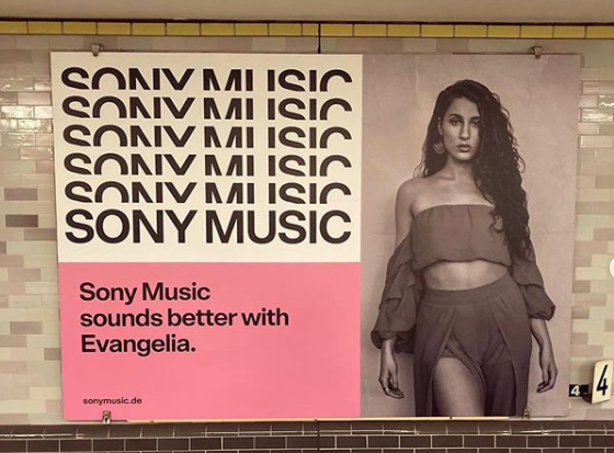 Evangelia Διαφημιστικό πόστερ της Sony Music σε σιδηροδρομικό σταθμό στο Βερολίνο!