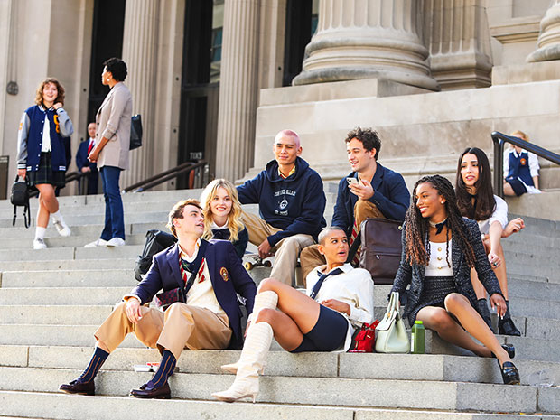 To καστ του ριμέικ του Gossip Girl στα σκαλιά τουMetropolitan Museum