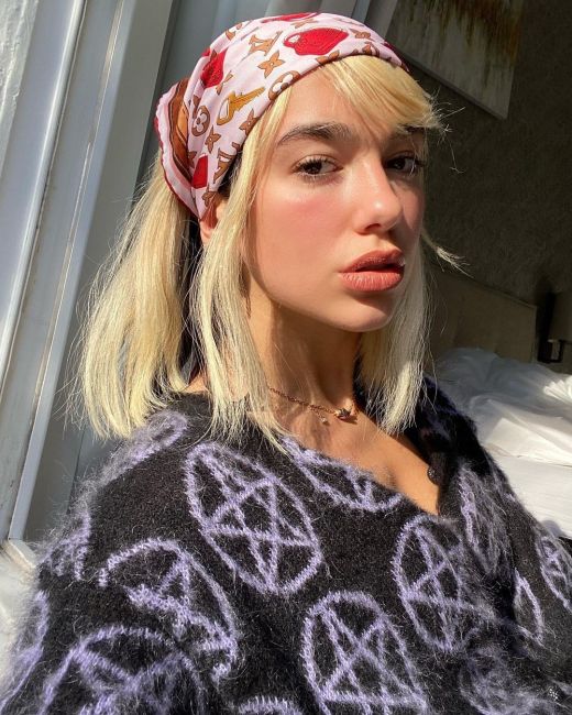 Η Dua Lipa με μπαντάνα Louis Vuitton