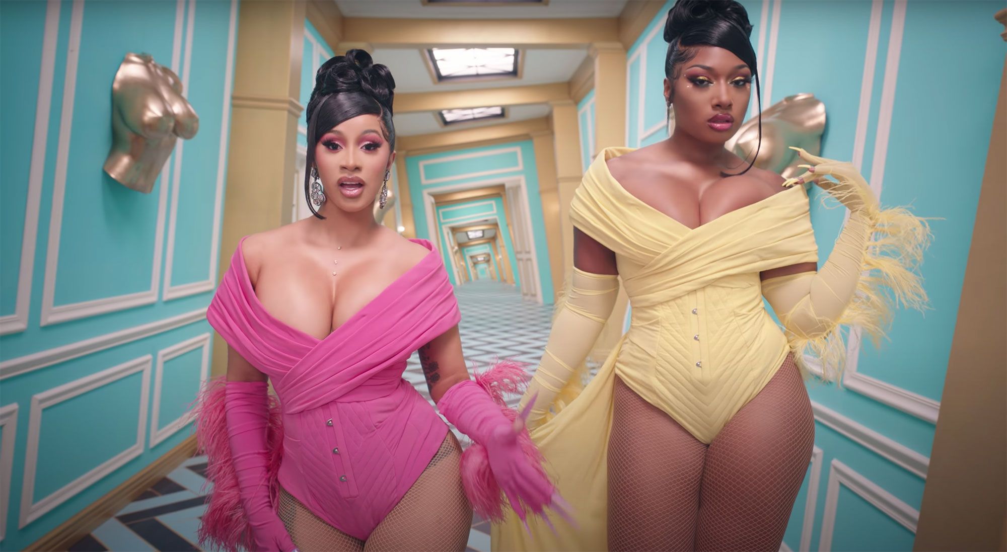 Η Megan Thee Stallion με την Cardi B στο βίντεο κλιπ του "WAP"