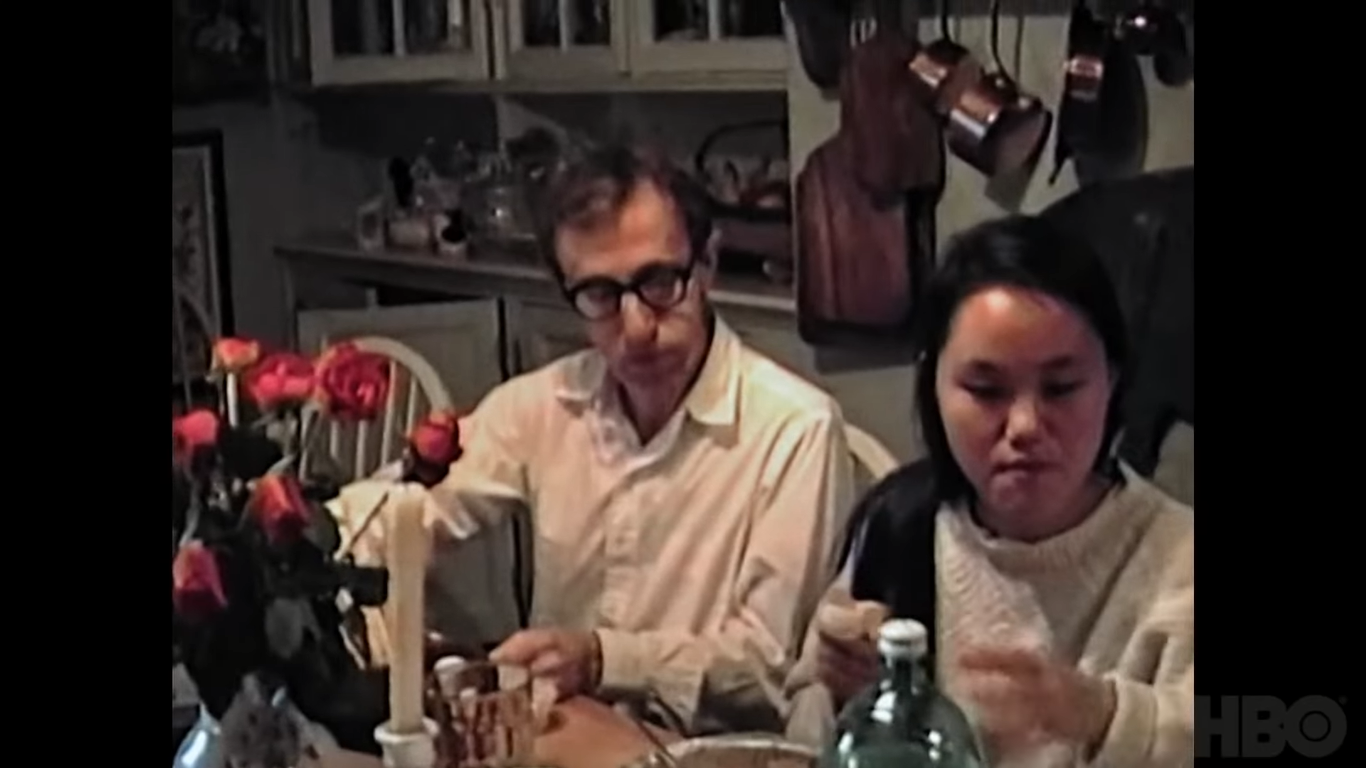 Γούντι Άλεν και Σουν-Γι Πρεβίν σε οικογενειακό τραπέζι των Φάροου, credits: HBO