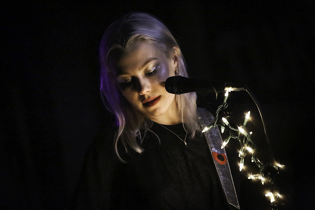 Η Phoebe Bridgers σε συναυλία το 2018, φωτογραφία/credits: Andy Witchger