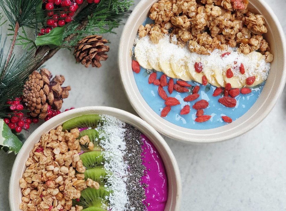 Pink Pitaya bowl και Ocean blue Spirulina bowl από το Χαρούμενο Μπλεντεράκι, φωτογραφία/credits: Facebook/Happy Blender