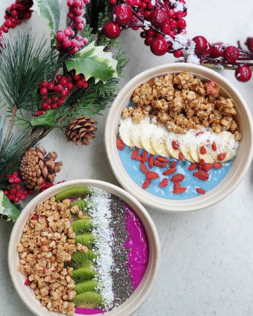 Pink Pitaya bowl και Ocean blue Spirulina bowl από το Χαρούμενο Μπλεντεράκι, φωτογραφία/credits: Facebook/Happy Blender