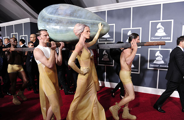 Η Lady Gaga μέσα σε ένα γιγάντιο αυγό στα Grammy, 2011