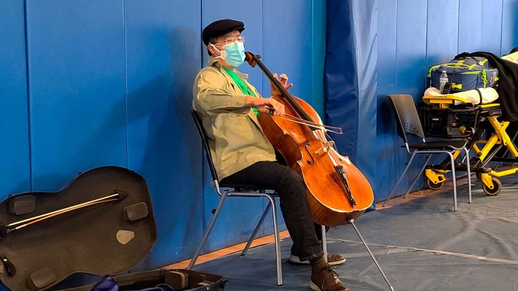 Ο Yo-Yo Ma δίνει συναυλία σε εμβολιαστικό κέντρο