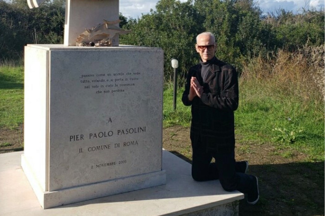 Ο Τζον Γουότερς στο μνημείο για τον Παζολίνι, φωτογραφία/Courtesy of John Waters Productions