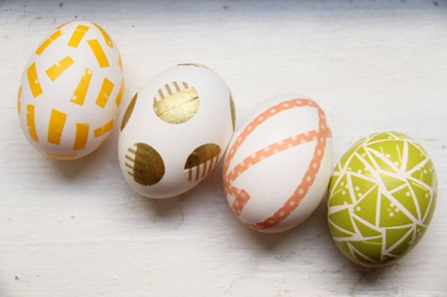 Washi tape eggs © Lovely Indeed