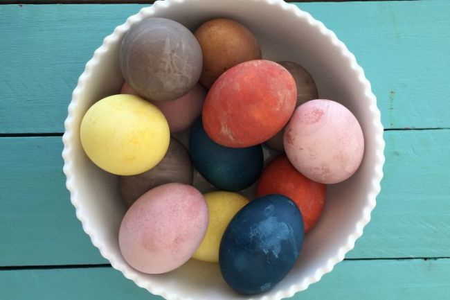 Natural-Dye Easter Eggs © Gabriella Vigoreaux