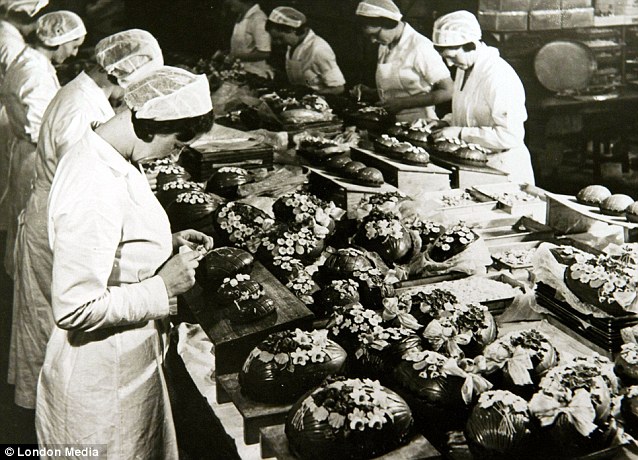 Εργαζόμενες στη γραμμή παραγωγής της εταιρείας Cadbury στολίζουν τα σοκολατένια αυγά με περίτεχνα λουλούδια (1930).