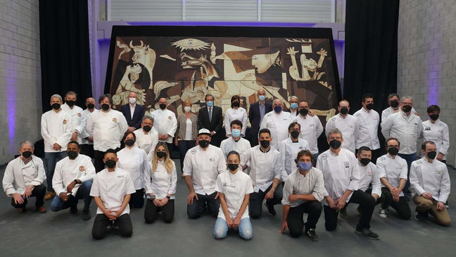 Στη διαδικασία συμμετείχαν περίπου 40 ζαχαροπλάστες και Στη διαδικασία συμμετείχαν περίπου 40 ζαχαροπλάστες και σοκολατοποιοί της τοπικής ένωσης Euskal Gozogileak. © Euskal gozogileak Gastronomia dulce artesana/ Real Press της τοπικής ένωσης Euskal Gozogileak. © Euskal gozogileak Gastronomia dulce artesana/ Real Press