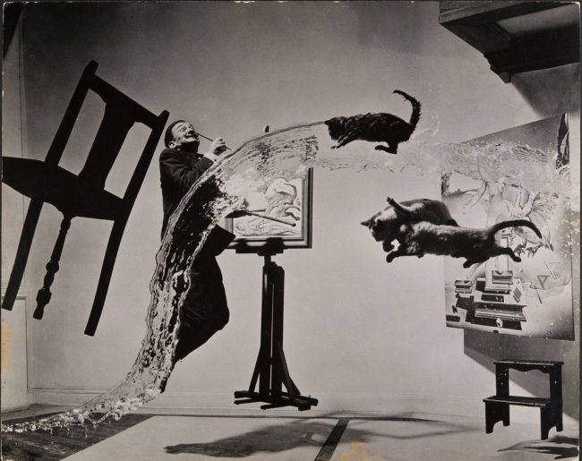 «Υπάρχει μόνο μία διαφορά ανάμεσα σε έναν τρελό και εμένα. Ο τρελός πιστεύει ότι είναι λογικός, ενώ εγώ ξέρω ότι είμαι τρελός.» Φωτογραφία: Dalí Atomicus (1948) © Philippe Halsman