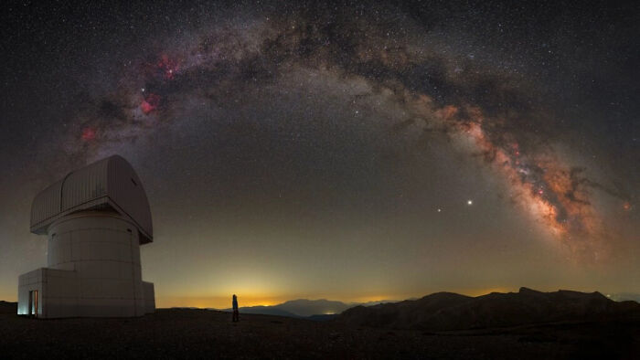 “Starry Night At Helmos Observatory” του Κωνσταντίνου Θεμελή. Απεικονίζει: Το παρατηρητήριο του Χελμού, Ελλάδα