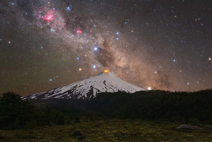 “Volcano And Cross” του Tomas Slovinsky. Απεικονίζει: Villarrica Volcano, Chile