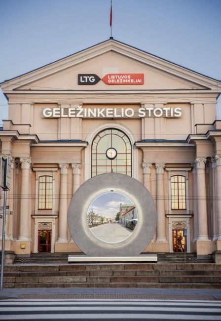 Το κυκλικό σχήμα της πύλης αντιπροσωπεύει τον χωροχρόνο, ενώ ο μινιμαλιστικός σχεδιασμός με φωτισμό LED επιλέχθηκε για να απεικονίσει την εικόνα μιας μελλοντικής πόλης. © VilniusTech